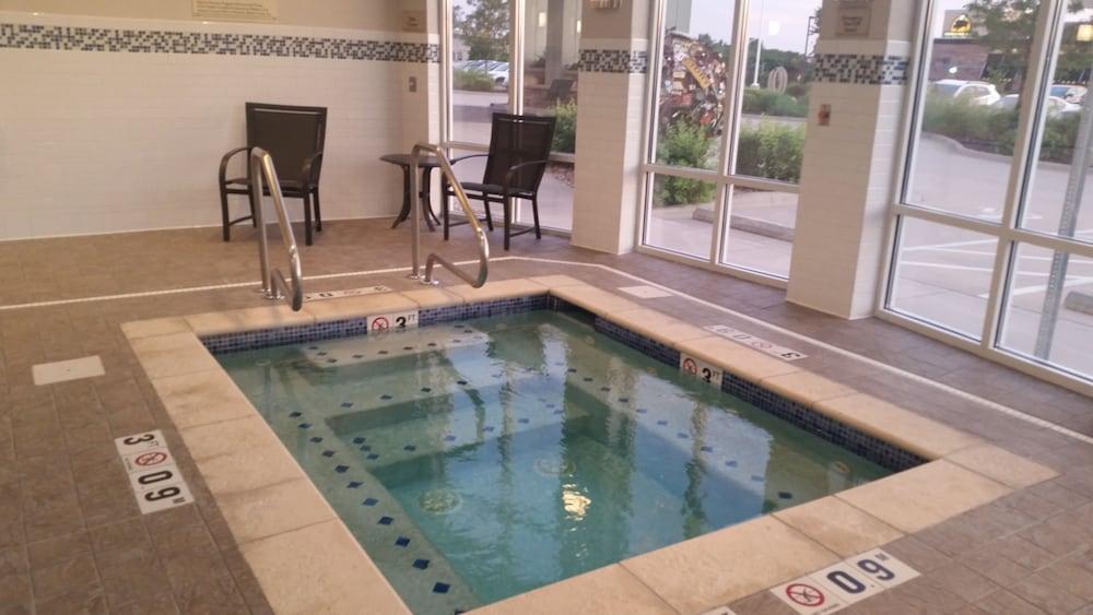 Hilton Garden Inn Olathe Bagian luar foto